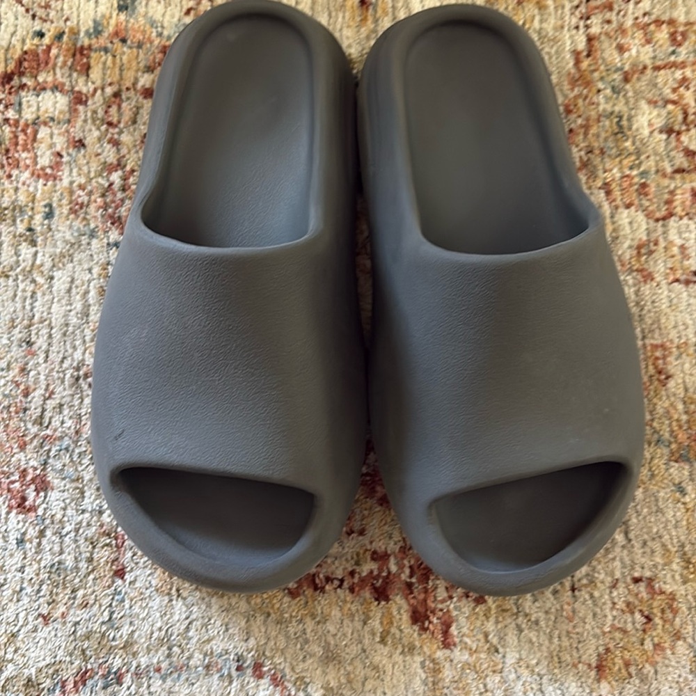 Grey Yeezy Slides US 8 good used condition unisex